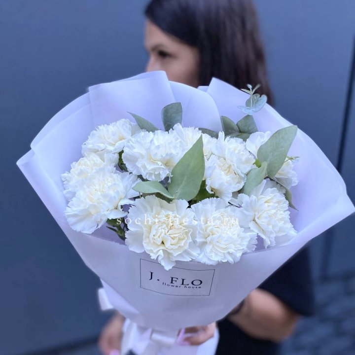 Букет белых диантусов с эвкалиптом в Нальчике