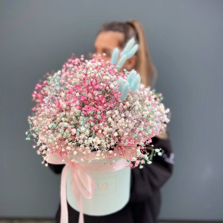 9 Радужных гипсофилы в шляпной коробке в Нальчике