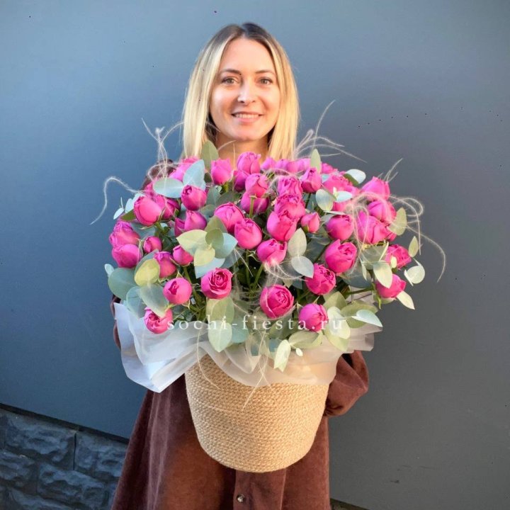 Пионовидные розы  в джутовом кашпо  в Нальчике