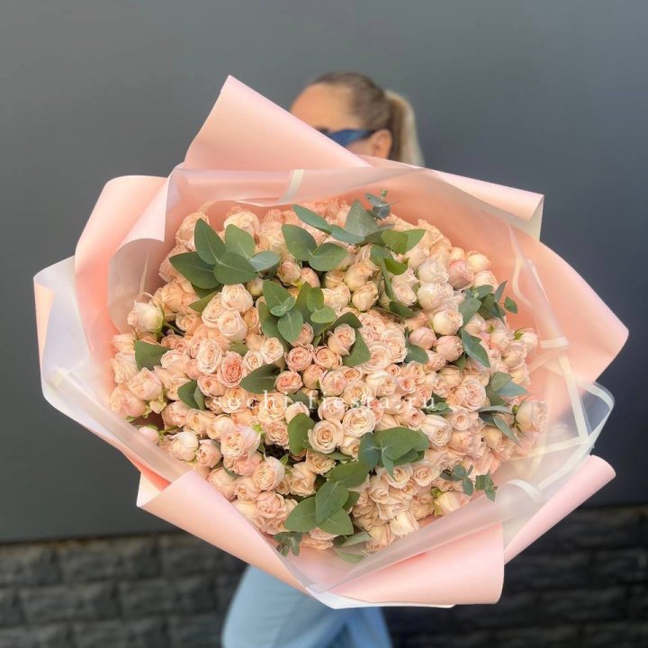 101 кустовая роза с эвкалиптом в Нальчике