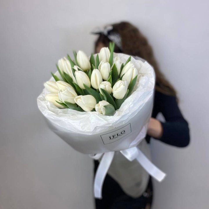  19 белых воздушных тюльпанов в Нальчике