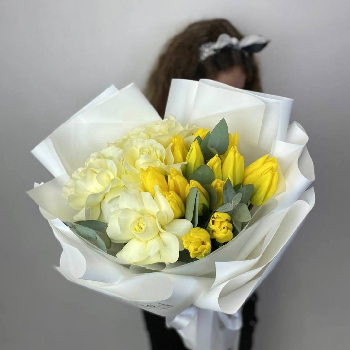 Дуо жёлтые тюльпаны и розы в Нальчике