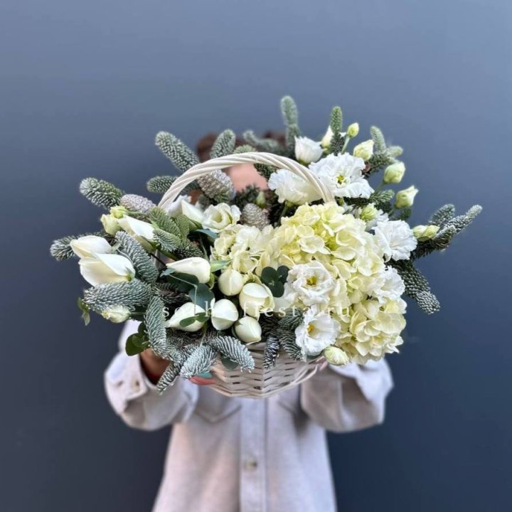 Новогодняя корзина с цветами в Нальчике