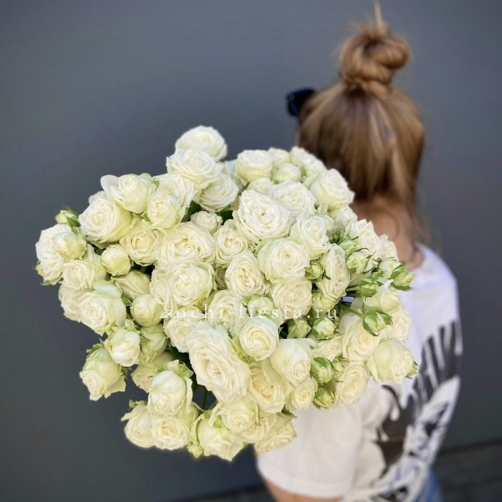 Охапка кустовых роз бомбастик  в Нальчике