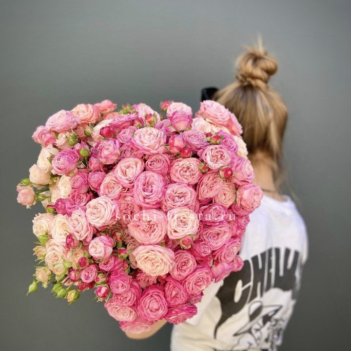 Охапка кустовых роз бомбастик пинк в Нальчике