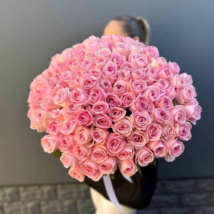 Охапка из 101 розовой розы в Нальчике