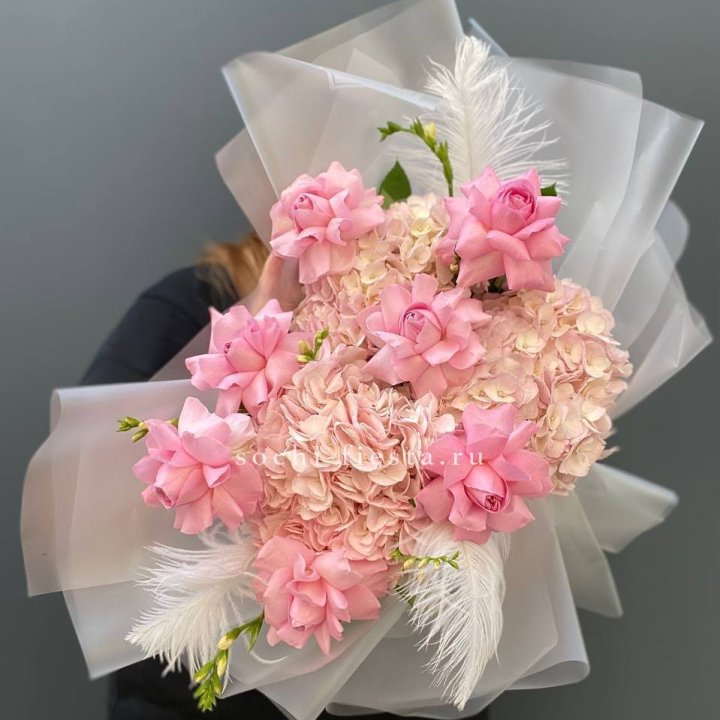  Букет  из гортензий и розовых роз в Нальчике