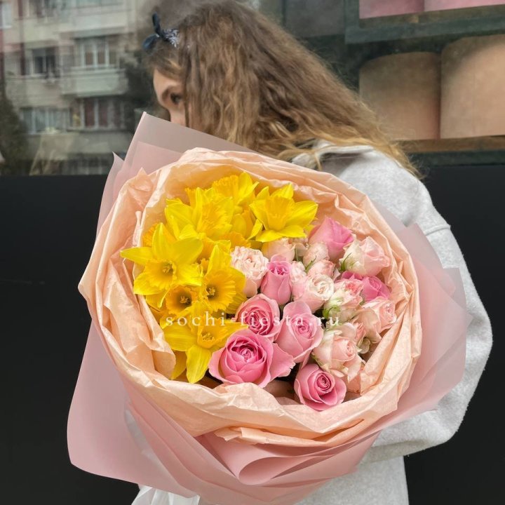 Букет роз и нарциссов в Нальчике