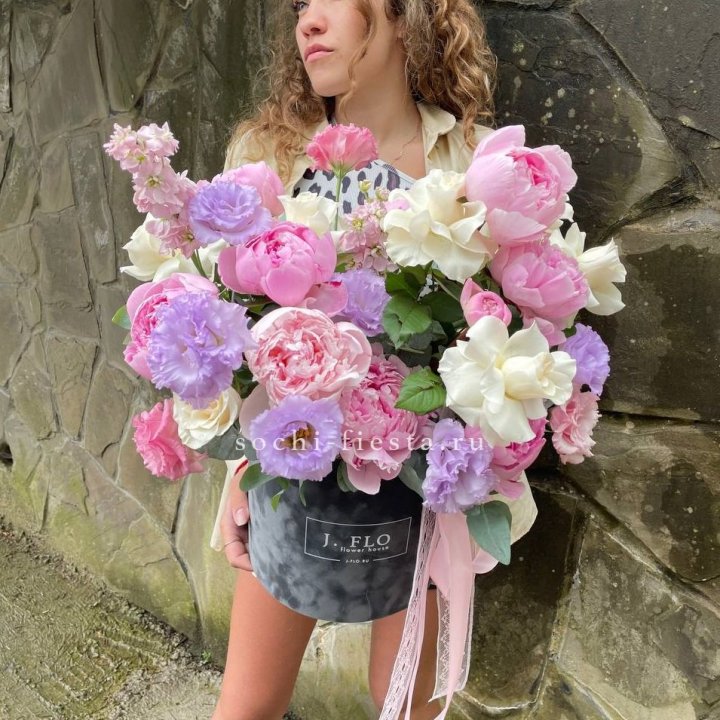 Дизайнерский цилиндр с пионами в Нальчике