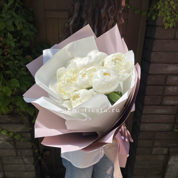 9 белоснежных пионов в Нальчике