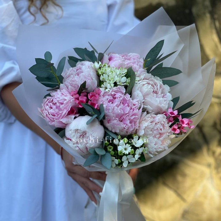 7 зефирных пионов с эвкалиптом в Нальчике