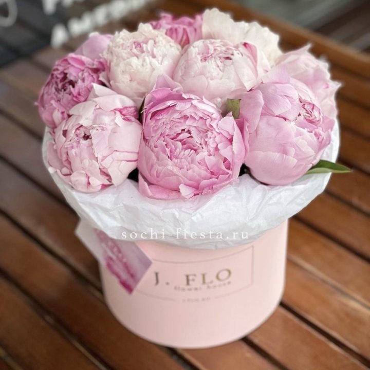 Цилиндр с пионами "Лилу" в Нальчике