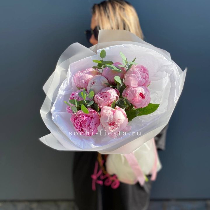 9 пионов с эвкалиптом в Нальчике