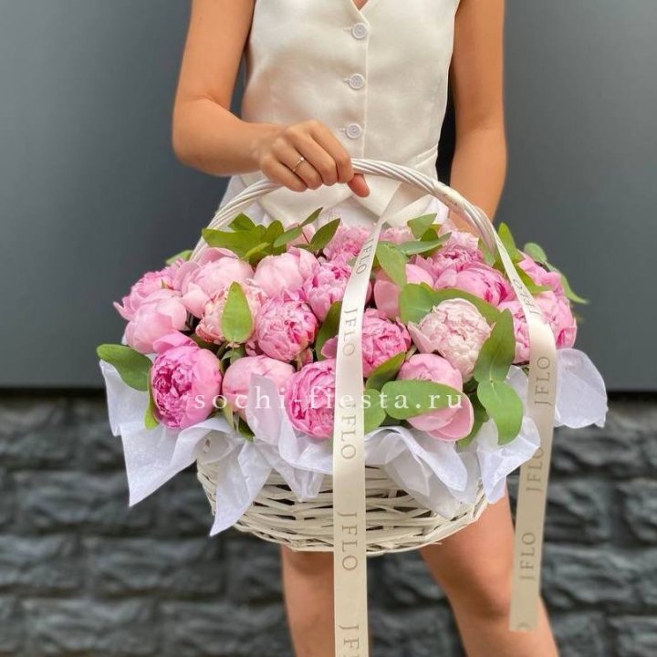 29 пионов в корзине в Нальчике