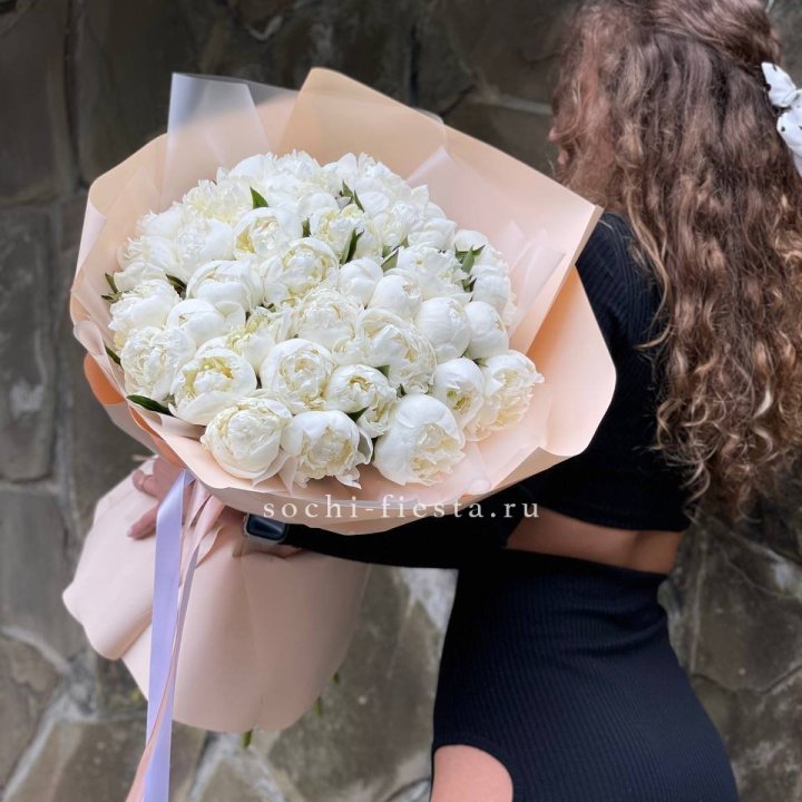 35 белых пион в Нальчике