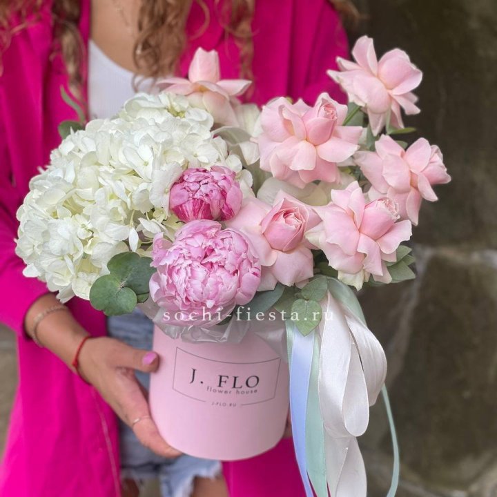 Цилиндр с пионами "Алисия" в Нальчике