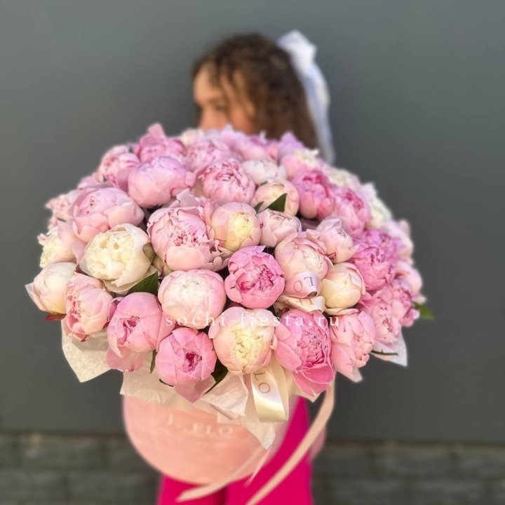 51 нежных пионов  в цилиндре в Нальчике