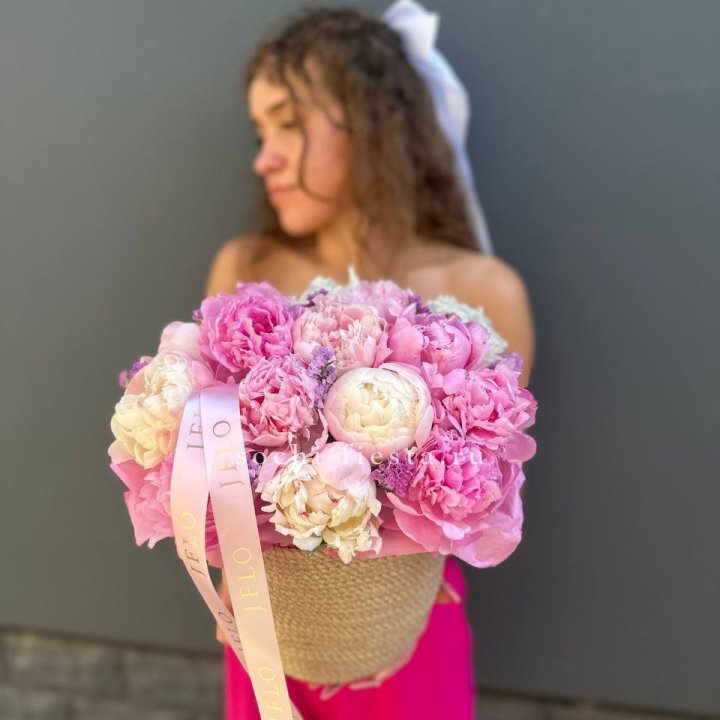 15 пионов в джутовом кашпо в Нальчике