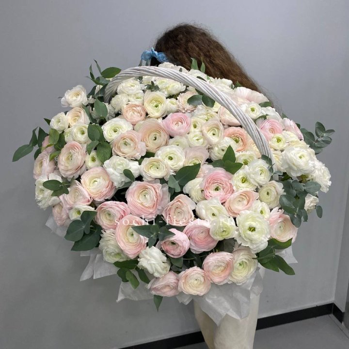 Ранункулюсы в корзине в Нальчике