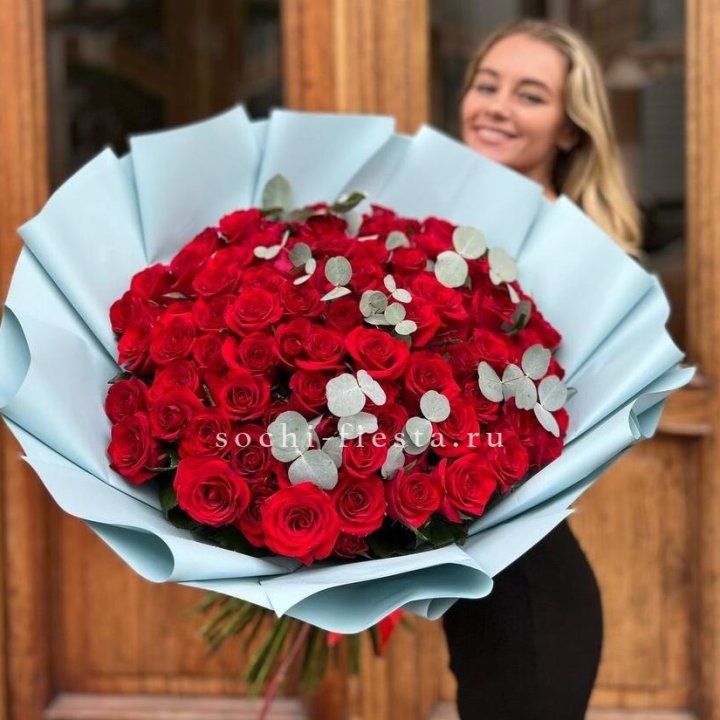 101 красная роза с эвкалиптом в Нальчике