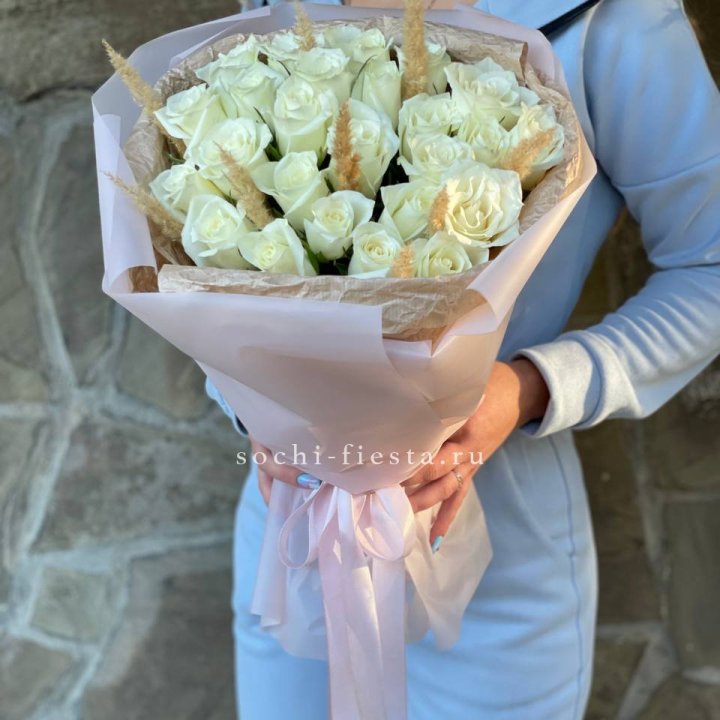 25 белых роз с сухоцветами в Нальчике