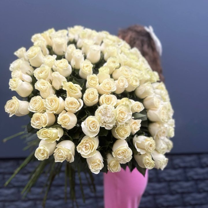 101 белая высокая импортная роза под ленту в Нальчике