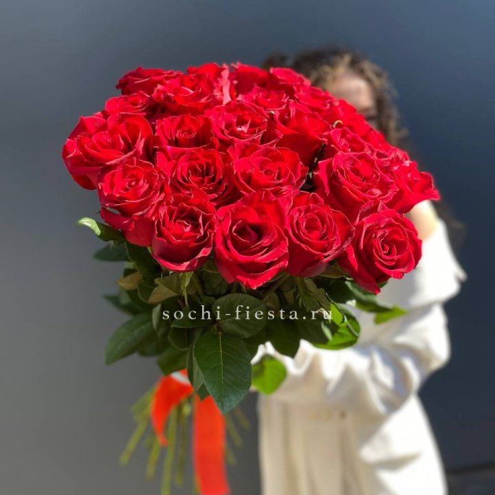 25 высоких красных роз в Нальчике