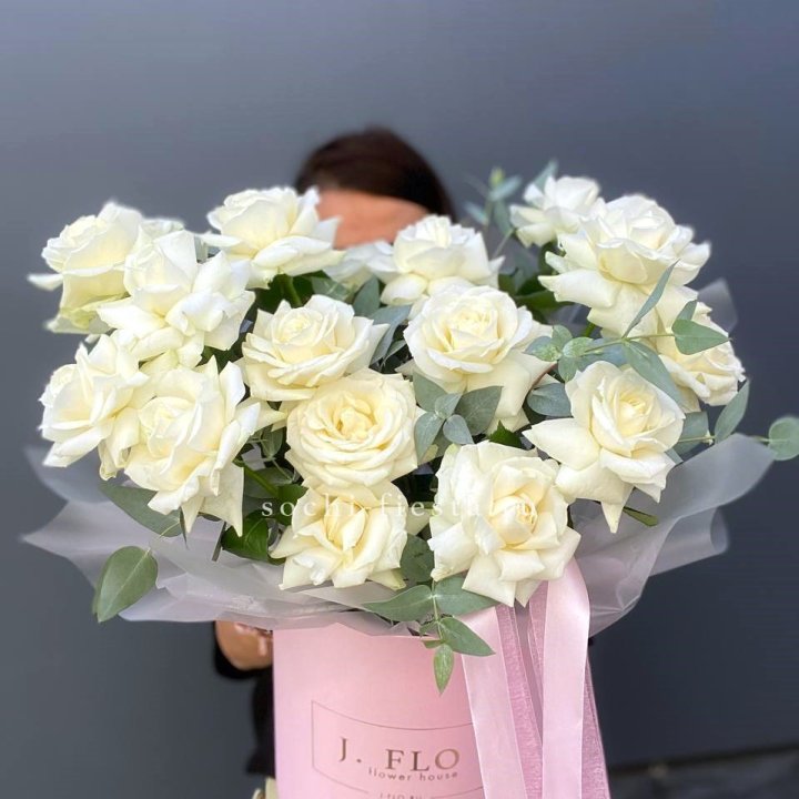 17 Французских белых роз в боксе в Нальчике