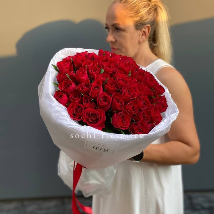 51 роза мадам ред в нежном оформлении в Нальчике