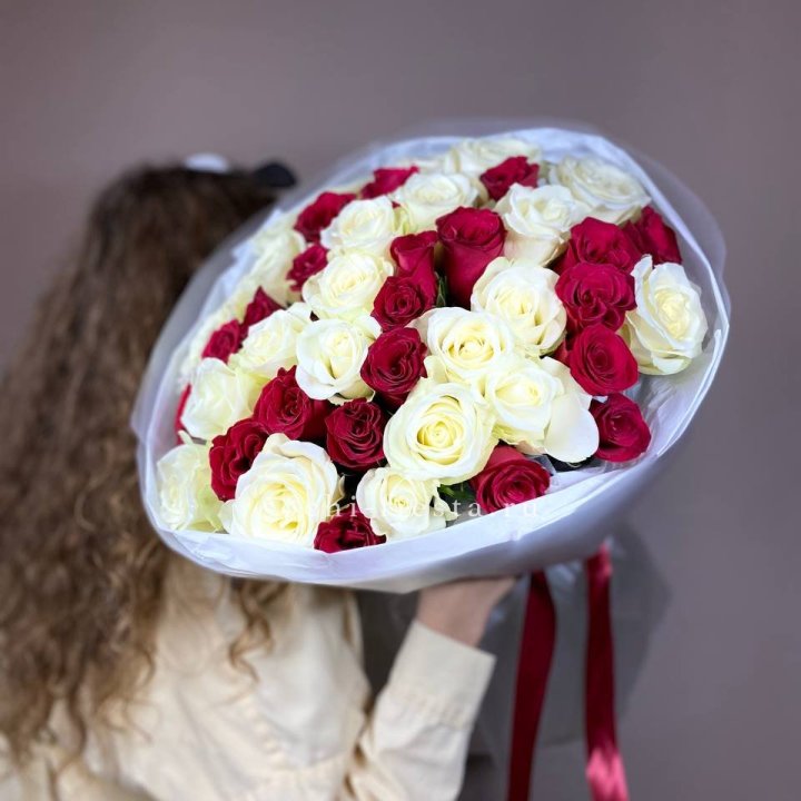 Букет из красных белых 45 роз в Нальчике