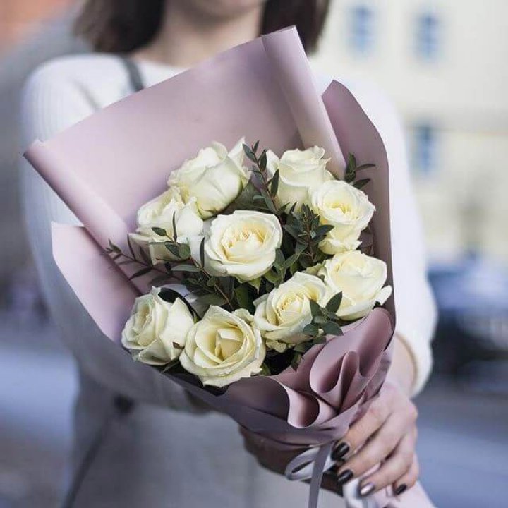 9 белых  роз "Минт" в Нальчике