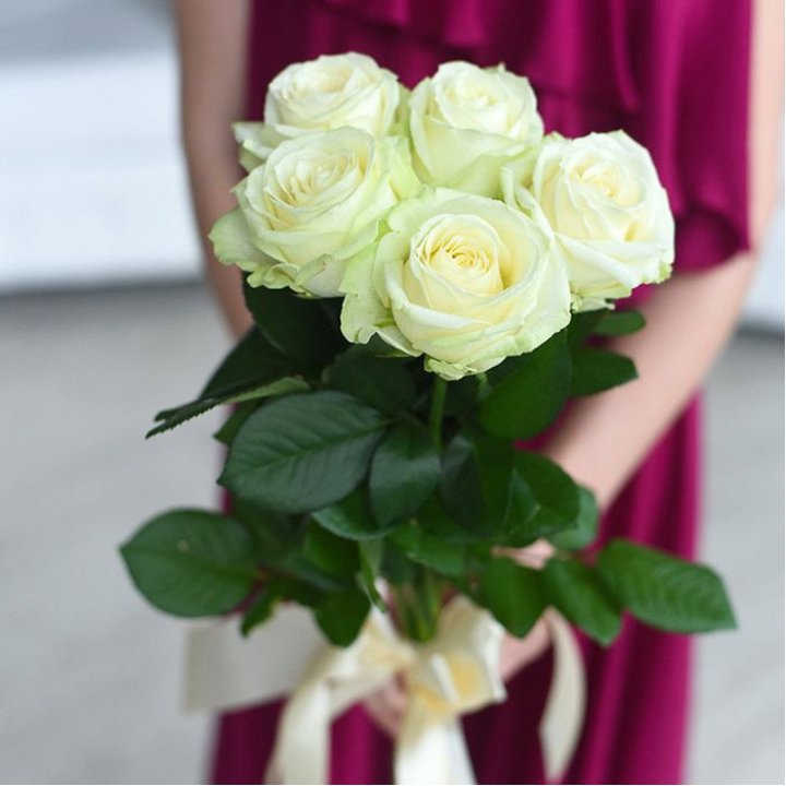 5 белых роз в Нальчике