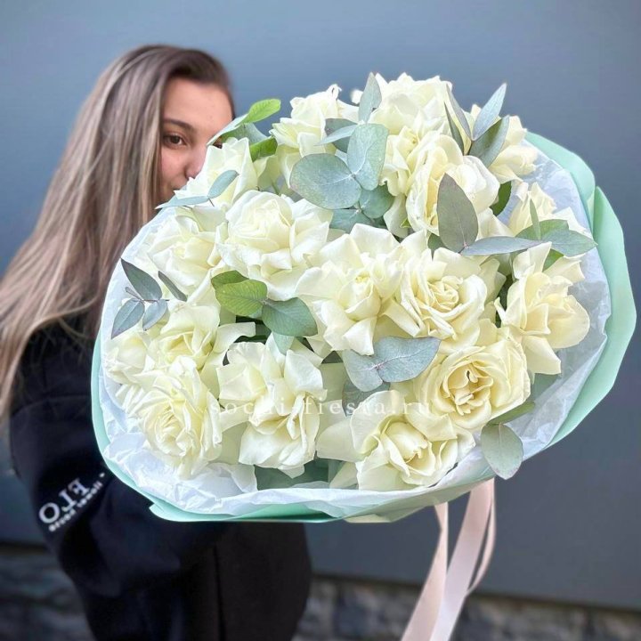19 Белых французских роз "Ноте бьянке" в Нальчике