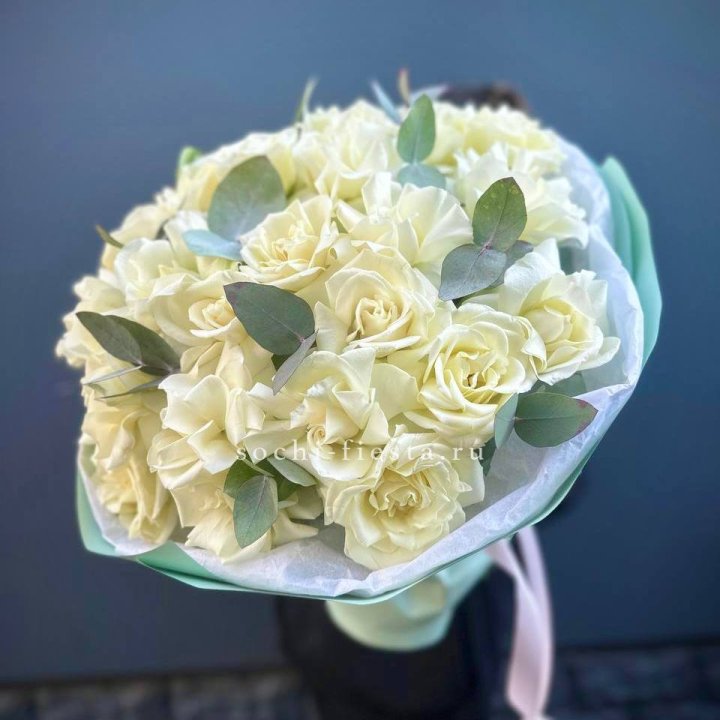 25 Белых французских роз "Ноте бьянка" в Нальчике