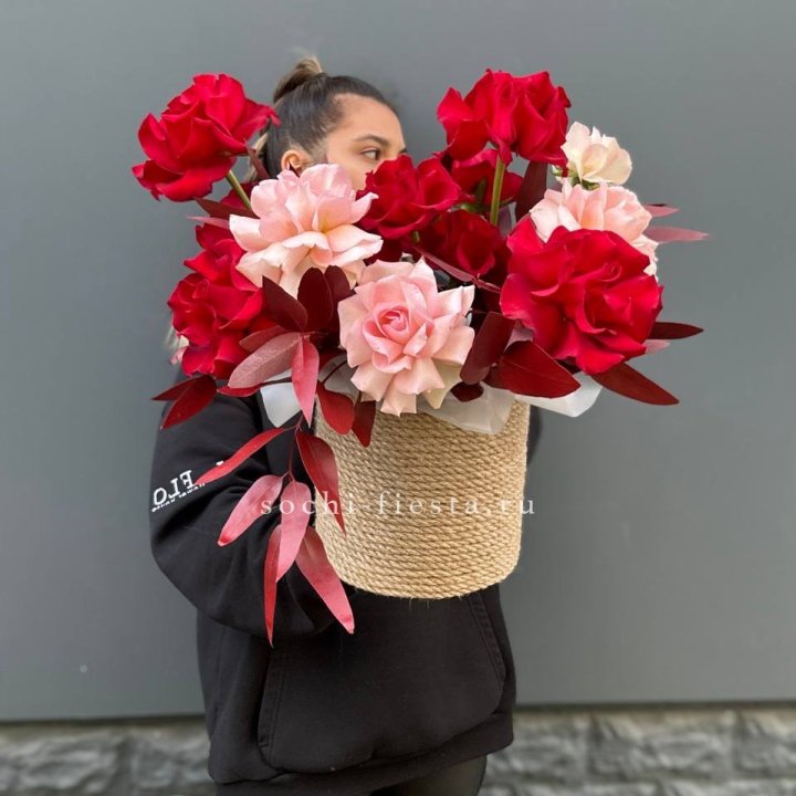 15 Французских роз в джутовом кашпо в Нальчике