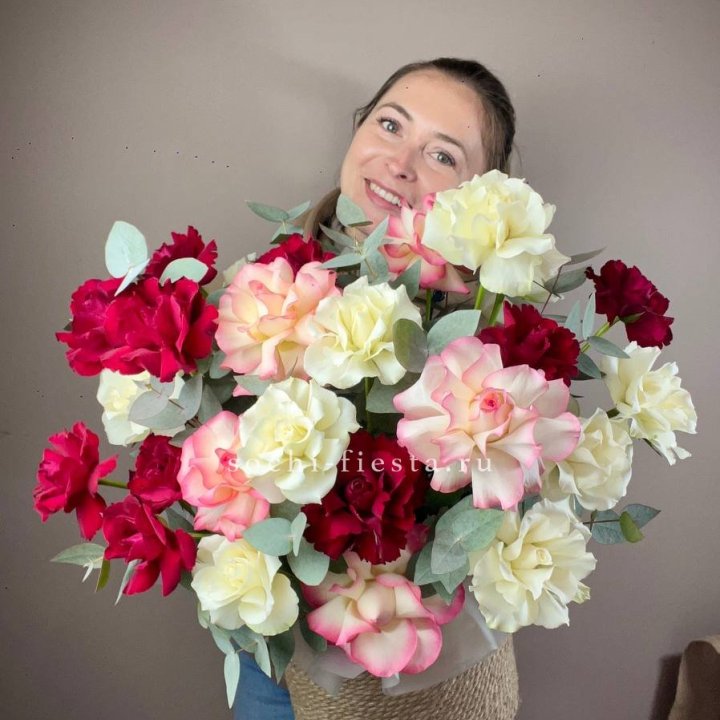 35 французских роз микс в джутовом боксе в Нальчике