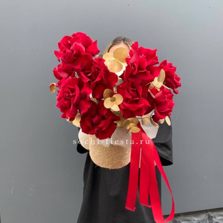 Красные французские розы в джутовом кашпо в Нальчике