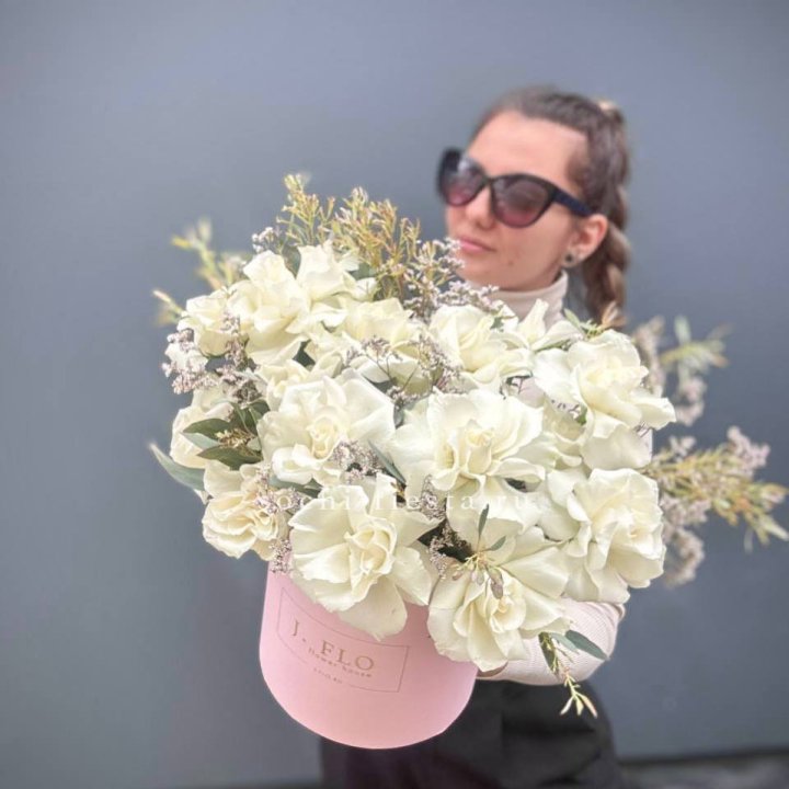 17 Французских белых роз в коробке Афина в Нальчике