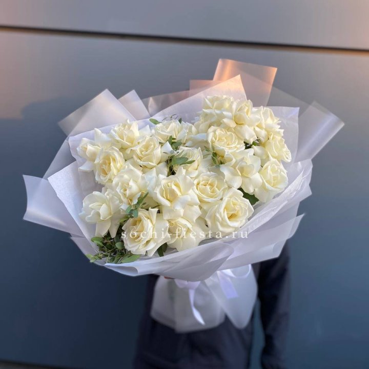 Пышный букет из белых роз в Нальчике
