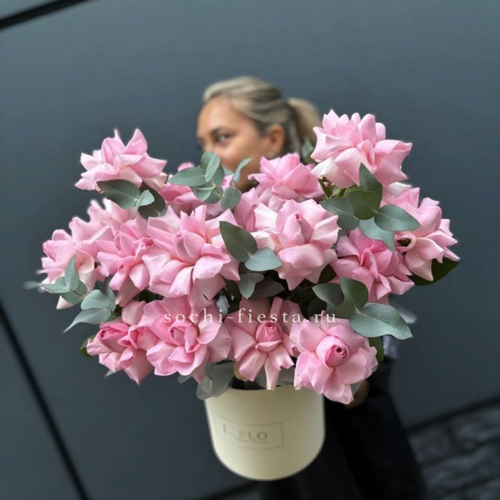 17 Розовых французских роз в боксе в Нальчике