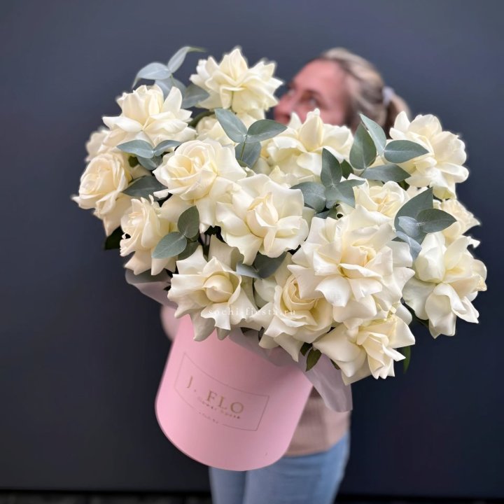 25 Французских белых роз в боксе в Нальчике