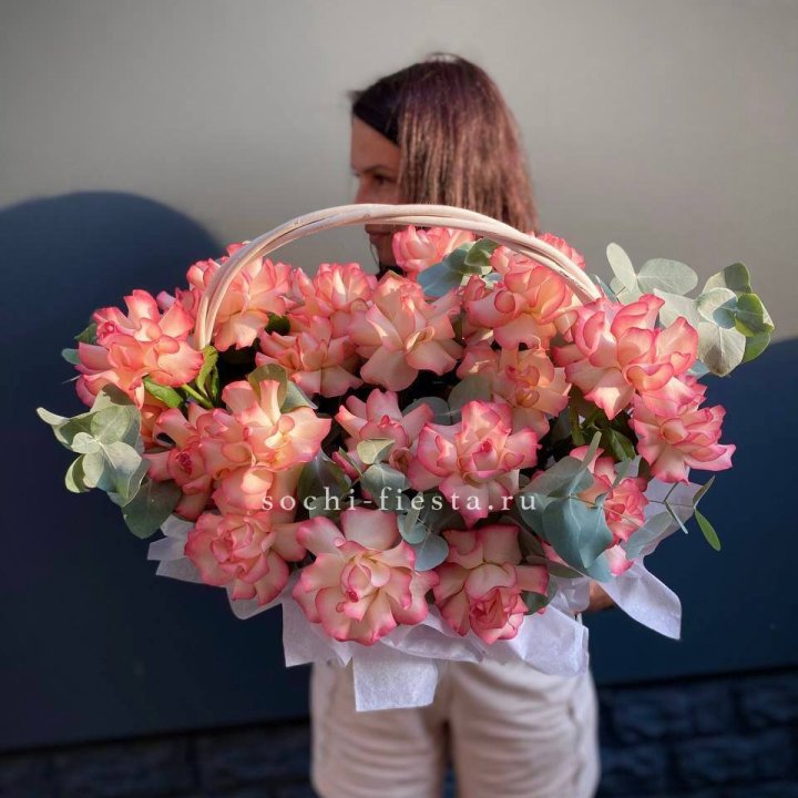 25 Французских роз Джумилия в корзине в Нальчике