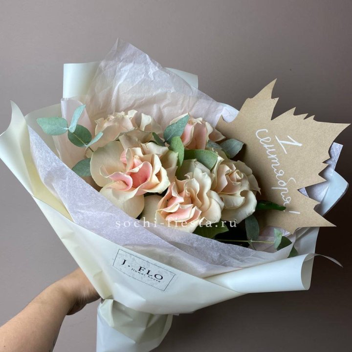 Букет кремовых роз к дню знаний в Нальчике