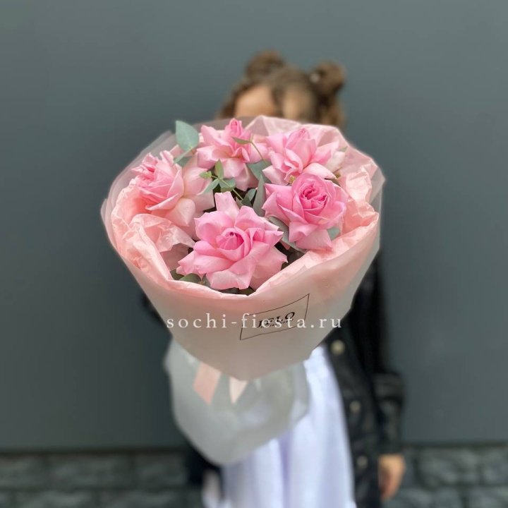 5 французских розовых роз  в Нальчике