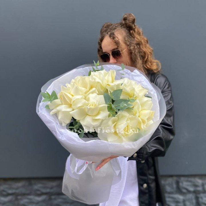 7 Белых французских роз  в Нальчике