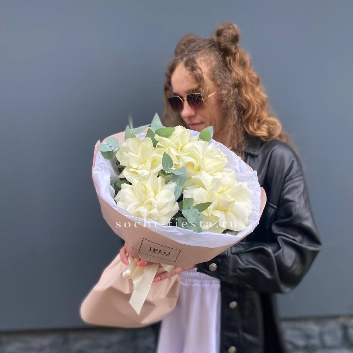 5 Белых французских роз в Нальчике