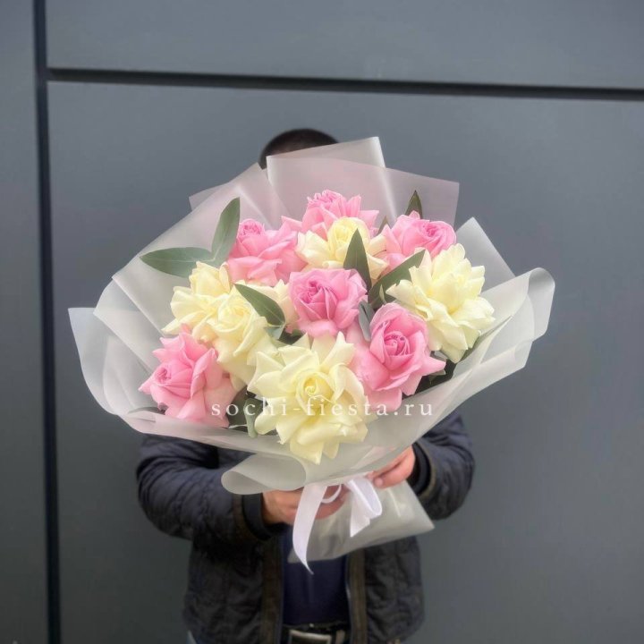 11 бело-розовых роз в Нальчике