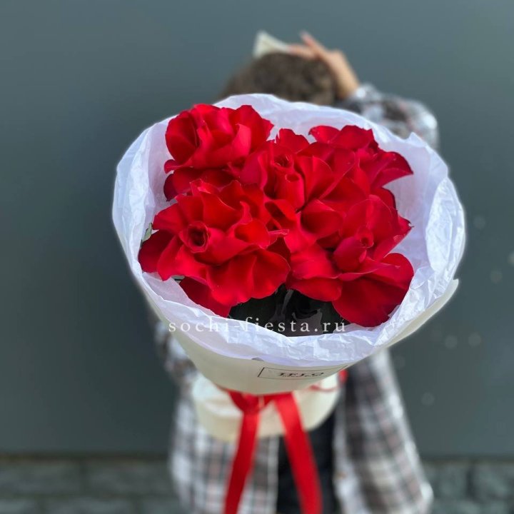5 французских красных роз в Нальчике