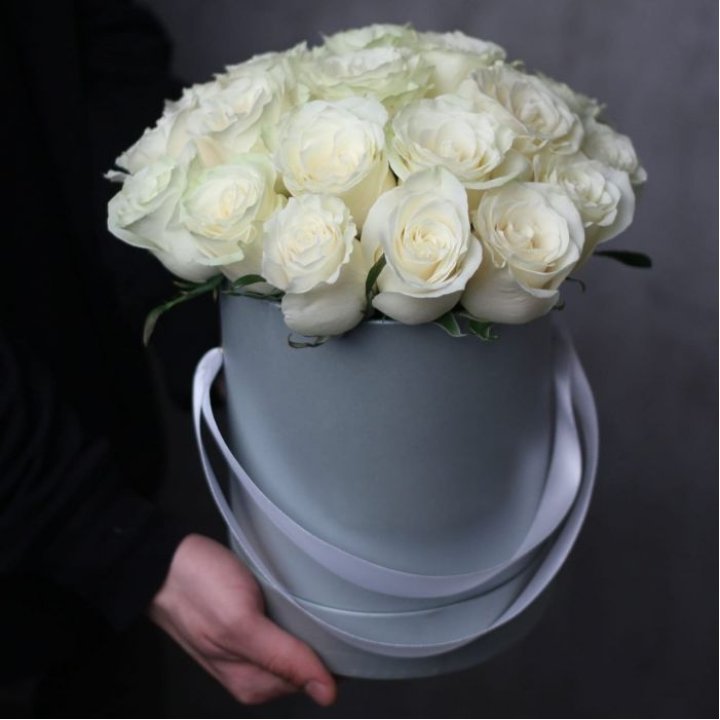 15 белых роз в цилиндре в Нальчике