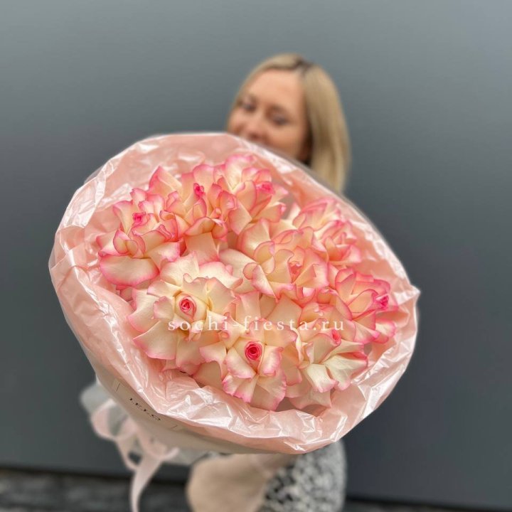 9 французских роз Джумилия в нежном оформлении в Нальчике